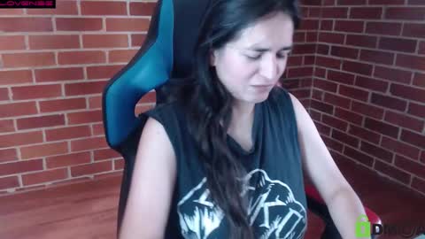 Snapshot of princesa_leia_zathur chatting on 02-15-26, 01:20 Leia online show from 02-15-26, 01:20