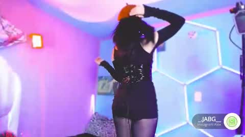 Snapshot of princesita_valija chatting on 10-17-25, 01:09 Beth online show from 10-17-25, 01:09