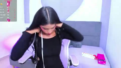 Snapshot of princess_skinny_ chatting on 07-27-26, 02:18 Mia online show from 07-27-26, 02:18
