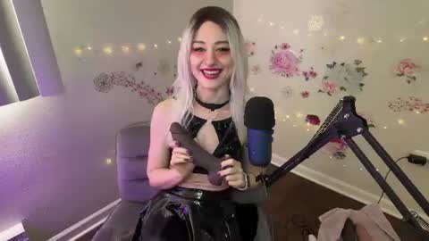 Snapshot of princessstarrxxx chatting on 07-15-26, 07:41 Starr online show from 07-15-26, 07:41