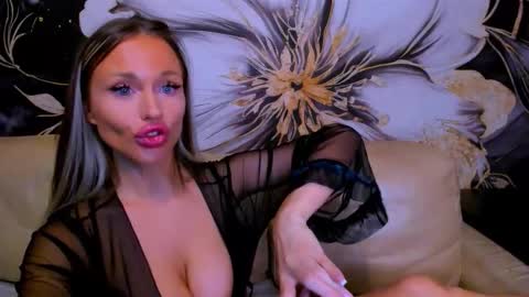 Snapshot of project_barbara chatting on 11-18-25, 01:59 Barbara online show from 11-18-25, 01:59