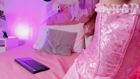 Pretty Moon online show from 10-31-25, 01:34