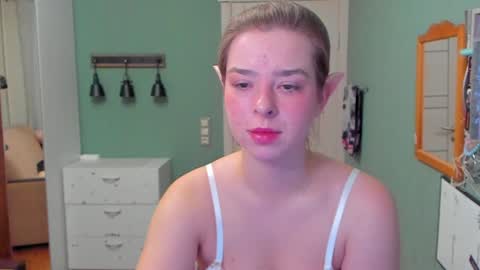 Snapshot of puoli chatting on 12-11-24, 03:47 Polly online show from 12-11-24, 03:47