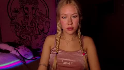 Snapshot of pureeangel chatting on 02-18-26, 06:48 Megan online show from 02-18-26, 06:48