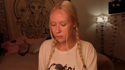Snapshot of pureeangel chatting on 08-04-26, 01:36 Megan online show from 08-04-26, 01:36