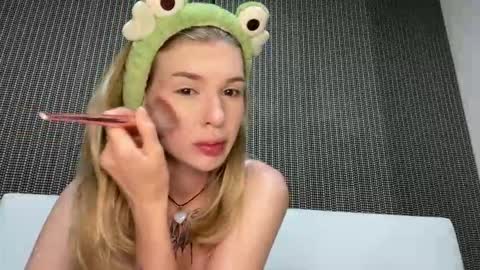 Snapshot of pussymoneywet chatting on 10-27-25, 11:31 Lina online show from 10-27-25, 11:31