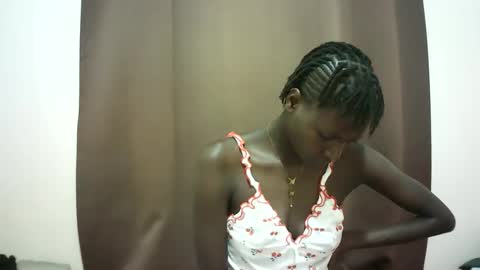 Snapshot of queen_0012 chatting on 04-19-26, 08:22 asher online show from 04-19-26, 08:22