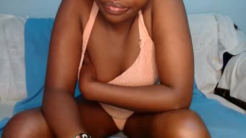 Snapshot of queen_12344 chatting on 01-19-25, 01:43 emmie online show from 01-19-25, 01:43