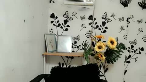 Snapshot of queen_elicktra chatting on 01-29-25, 04:41 JOY online show from 01-29-25, 04:41