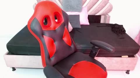 Snapshot of queen_hot1129 chatting on 12-18-25, 09:32 isa online show from 12-18-25, 09:32