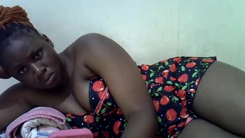 Snapshot of queen_leilla chatting on 06-27-26, 06:18 queen_leilla online show from 06-27-26, 06:18