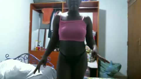 Snapshot of queen_mah chatting on 06-03-26, 05:43 Queen online show from 06-03-26, 05:43