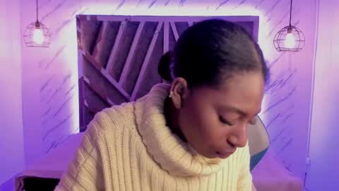 Snapshot of queen_perla_ chatting on 12-19-24, 12:01 online show from 12-19-24, 12:01