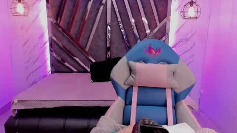 Snapshot of queen_perla_ chatting on 12-20-24, 11:54 online show from 12-20-24, 11:54