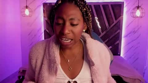 Snapshot of queen_perla_ chatting on 12-20-24, 03:00 online show from 12-20-24, 03:00