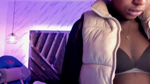 Snapshot of queen_perla_ chatting on 12-22-24, 06:04 online show from 12-22-24, 06:04