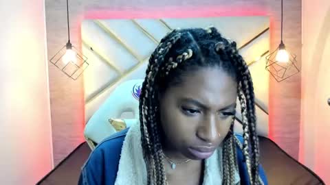 Snapshot of queen_perla_ chatting on 12-29-24, 02:00 online show from 12-29-24, 02:00