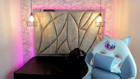 Snapshot of queen_perla_ chatting on 02-13-25, 12:00 online show from 02-13-25, 12:00