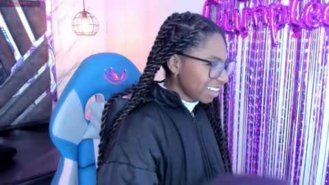 Snapshot of queen_perla_ chatting on 10-22-25, 12:05 online show from 10-22-25, 12:05