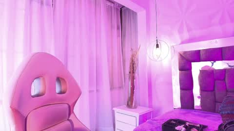 Snapshot of queen_perla_ chatting on 05-27-26, 12:13 online show from 05-27-26, 12:13