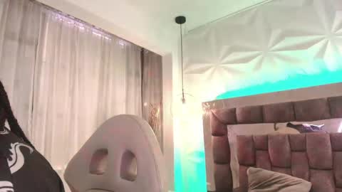 Snapshot of queen_perla_ chatting on 05-31-26, 12:12 online show from 05-31-26, 12:12