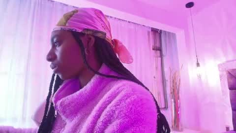 Snapshot of queen_perla_ chatting on 06-06-26, 12:10 online show from 06-06-26, 12:10