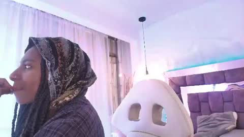 Snapshot of queen_perla_ chatting on 06-10-26, 12:04 online show from 06-10-26, 12:04
