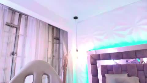 Snapshot of queen_perla_ chatting on 06-19-26, 12:09 online show from 06-19-26, 12:09