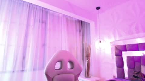 Snapshot of queen_perla_ chatting on 06-24-26, 12:26 online show from 06-24-26, 12:26