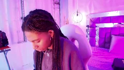 Snapshot of queen_perla_ chatting on 06-27-26, 12:55 online show from 06-27-26, 12:55