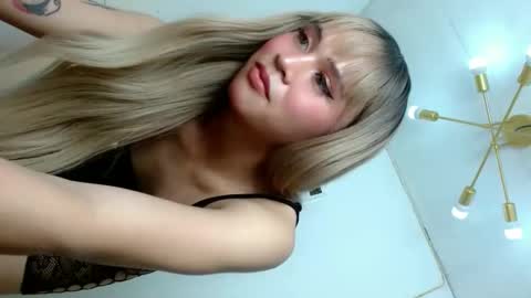 Snapshot of queena10 chatting on 10-23-25, 11:24 CALL ME YOUR QUEEN AIVY1 online show from 10-23-25, 11:24