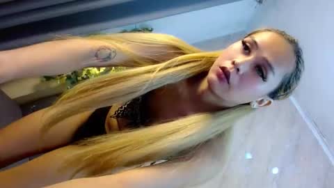 Snapshot of queena10 chatting on 12-19-25, 11:01 CALL ME YOUR QUEEN AIVY1 online show from 12-19-25, 11:01