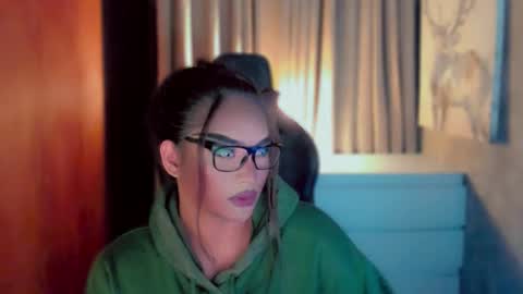 Snapshot of queenarthalia chatting on 03-26-26, 08:25 ARTHA online show from 03-26-26, 08:25