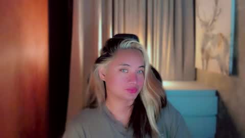 Snapshot of queenarthalia chatting on 04-17-26, 07:06 ARTHA online show from 04-17-26, 07:06