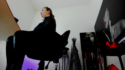 Snapshot of queencatsnow chatting on 01-17-26, 02:38 Misscatsnow online show from 01-17-26, 02:38