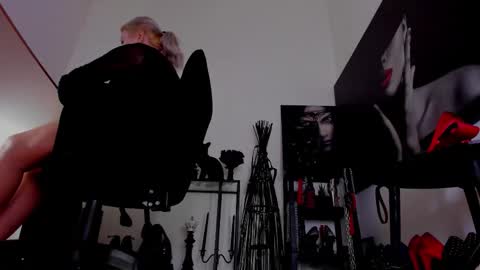 Snapshot of queencatsnow chatting on 02-04-26, 02:06 Misscatsnow online show from 02-04-26, 02:06