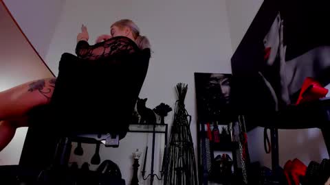 Snapshot of queencatsnow chatting on 02-05-26, 02:05 Misscatsnow online show from 02-05-26, 02:05