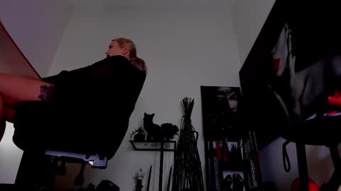 Snapshot of queencatsnow chatting on 02-26-26, 08:02 Misscatsnow online show from 02-26-26, 08:02