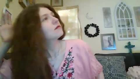 Snapshot of queencrimsonlvx chatting on 04-18-26, 07:58 queencrimsonlvx online show from 04-18-26, 07:58