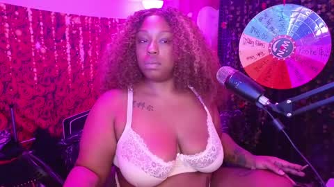 Snapshot of queencroze chatting on 06-06-26, 02:44 Queen Cherise Roze online show from 06-06-26, 02:44