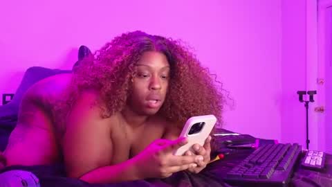 Snapshot of queencroze chatting on 07-01-26, 03:41 Queen Cherise Roze online show from 07-01-26, 03:41