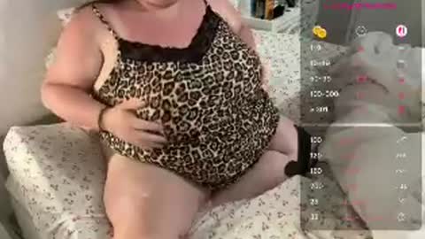 Queen curves online show from 07-20-26, 12:36