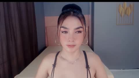 Snapshot of queenemeraldts chatting on 11-18-25, 01:33 queenemeraldts online show from 11-18-25, 01:33