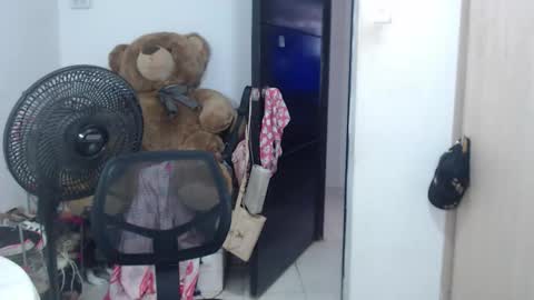 Snapshot of queeniediana chatting on 12-19-25, 02:02 queeniediana online show from 12-19-25, 02:02