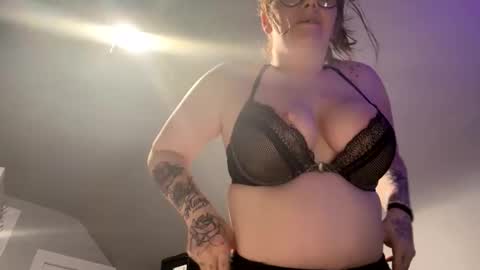 Snapshot of queenjmmannen18 chatting on 04-06-26, 05:41 queenjmmannen18 online show from 04-06-26, 05:41