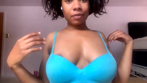 Snapshot of queenkourt chatting on 10-24-25, 05:53 Kourtney online show from 10-24-25, 05:53