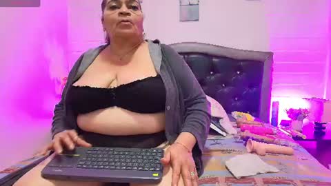 Snapshot of queenmature chatting on 06-25-26, 12:31 VickyBoobss online show from 06-25-26, 12:31