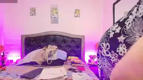 Snapshot of queenmature chatting on 07-04-26, 12:22 VickyBoobss online show from 07-04-26, 12:22