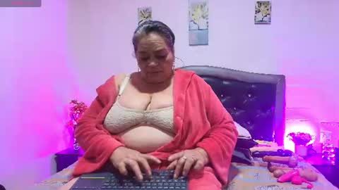 Snapshot of queenmature chatting on 07-18-26, 01:43 VickyBoobss online show from 07-18-26, 01:43