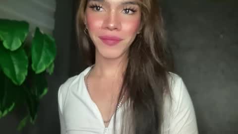 QUEEN online show from 12-18-25, 01:50